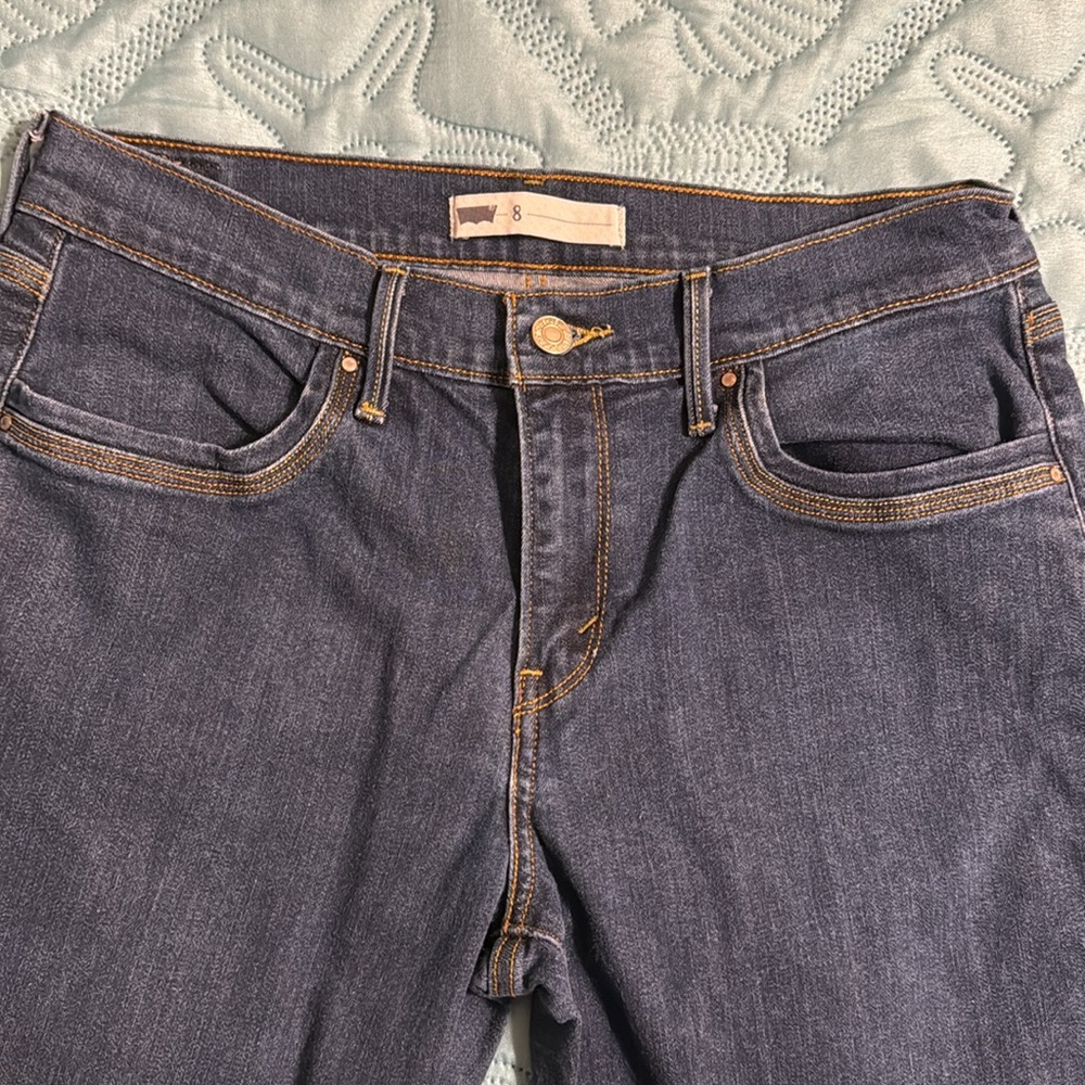❤️(127) ladies Levi’s capris in excellent condition! Size 8 - Waist 29. Stretchy - Picture 4 of 8